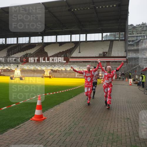 07.12.2025 - St. Pauli X-Mass-Run No. 15 Fabian Wolf http://msf.ph/oto/9367307 07.12.2025 10:23:13 Ziel 1996, 2123, 2304, 2508, 2511, 3052, 3078, 3079 meine-sportfotos.de