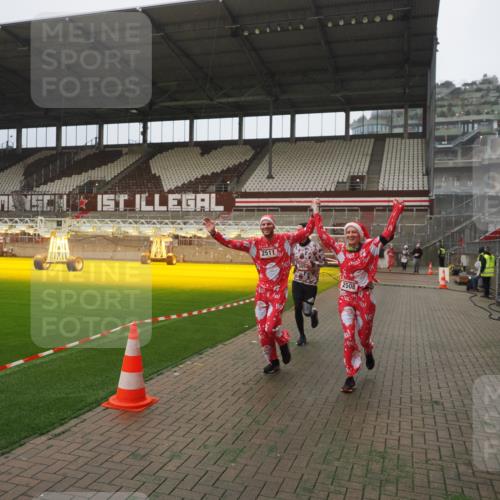 07.12.2025 - St. Pauli X-Mass-Run No. 15 Fabian Wolf http://msf.ph/oto/9367309 07.12.2025 10:23:14 Ziel 1996, 2123, 2304, 2508, 2511, 3052, 3078, 3079 meine-sportfotos.de