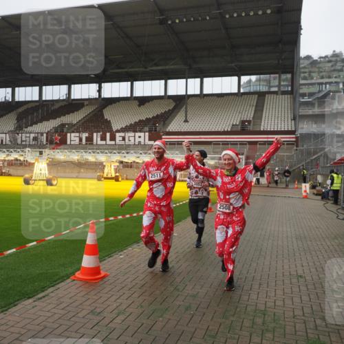 07.12.2025 - St. Pauli X-Mass-Run No. 15 Fabian Wolf http://msf.ph/oto/9367311 07.12.2025 10:23:14 Ziel 1996, 2123, 2304, 2508, 2511, 3052, 3078, 3079 meine-sportfotos.de