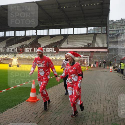07.12.2025 - St. Pauli X-Mass-Run No. 15 Fabian Wolf http://msf.ph/oto/9367313 07.12.2025 10:23:14 Ziel 1996, 2123, 2304, 2508, 2511, 3052, 3078, 3079 meine-sportfotos.de