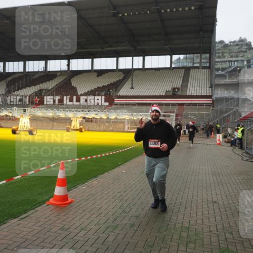 07.12.2025 - St. Pauli X-Mass-Run No. 15 Fabian Wolf http://msf.ph/oto/9367324 07.12.2025 10:23:25 Ziel 2508, 2511, 3052, 3078, 3079, 4005, 4141, 4145, 4458, 4549 meine-sportfotos.de