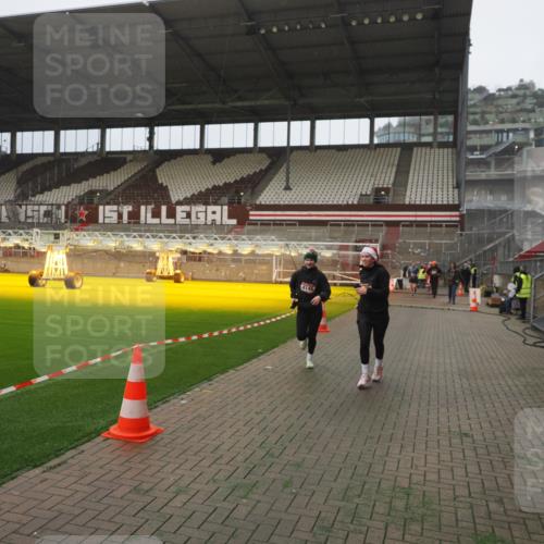 07.12.2025 - St. Pauli X-Mass-Run No. 15 Fabian Wolf http://msf.ph/oto/9367328 07.12.2025 10:23:28 Ziel 638, 4005, 4141, 4145, 4458, 4549 meine-sportfotos.de
