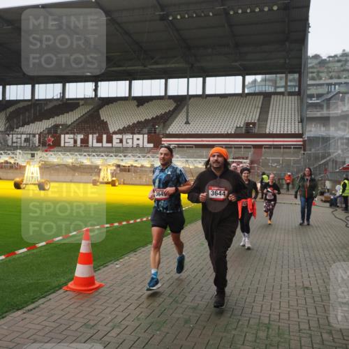 07.12.2025 - St. Pauli X-Mass-Run No. 15 Fabian Wolf http://msf.ph/oto/9367336 07.12.2025 10:23:36 Ziel 638, 3539, 3644, 3649, 3887, 3890, 4005, 4141, 4145, 4458, 4549 meine-sportfotos.de