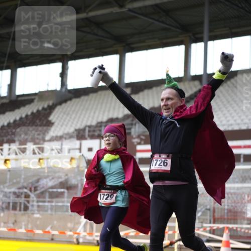 07.12.2025 - St. Pauli X-Mass-Run No. 15 Patografie http://msf.ph/oto/9367364 07.12.2025 10:50:33 Ziel 1726, 1729, 1730, 2250, 2460, 2582, 2583, 2584, 3287, 3291, 3368, 4075, 4756, 4757, 4759 meine-sportfotos.de