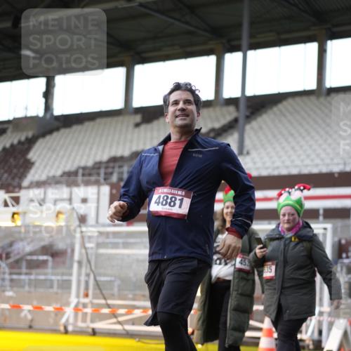 07.12.2025 - St. Pauli X-Mass-Run No. 15 Patografie http://msf.ph/oto/9367373 07.12.2025 10:50:42 Ziel 381, 564, 1726, 1729, 1730, 2737, 2738, 2763, 3368, 4535, 4537, 4760, 4881 meine-sportfotos.de