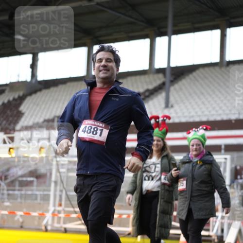 07.12.2025 - St. Pauli X-Mass-Run No. 15 Patografie http://msf.ph/oto/9367374 07.12.2025 10:50:42 Ziel 381, 564, 1726, 1729, 1730, 2737, 2738, 2763, 3368, 4535, 4537, 4760, 4881 meine-sportfotos.de