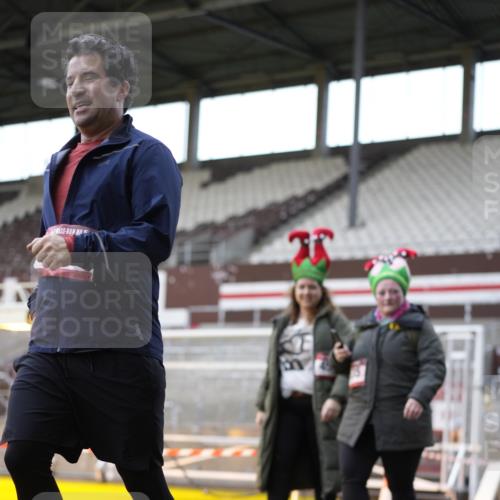 07.12.2025 - St. Pauli X-Mass-Run No. 15 Patografie http://msf.ph/oto/9367376 07.12.2025 10:50:43 Ziel 381, 564, 1726, 1729, 1730, 2737, 2738, 2763, 3368, 4535, 4537, 4760, 4881 meine-sportfotos.de