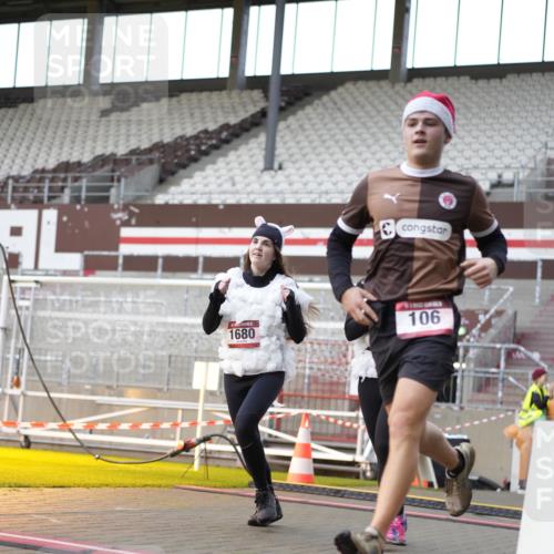 07.12.2025 - St. Pauli X-Mass-Run No. 15 Patografie http://msf.ph/oto/9367499 07.12.2025 10:53:25 Ziel 106, 546, 1679, 1680, 1681, 1682, 1683, 3128 meine-sportfotos.de