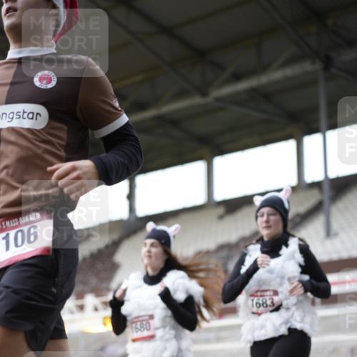 07.12.2025 - St. Pauli X-Mass-Run No. 15 Patografie http://msf.ph/oto/9367502 07.12.2025 10:53:26 Ziel 106, 546, 1679, 1680, 1681, 1682, 1683, 3128 meine-sportfotos.de