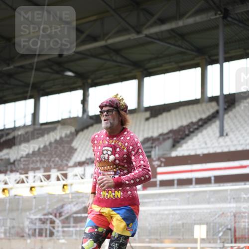 07.12.2025 - St. Pauli X-Mass-Run No. 15 Patografie http://msf.ph/oto/9367537 07.12.2025 10:54:50 Ziel 692, 1393 meine-sportfotos.de