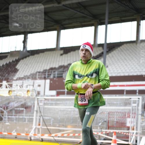 07.12.2025 - St. Pauli X-Mass-Run No. 15 Patografie http://msf.ph/oto/9367542 07.12.2025 10:55:48 Ziel 2485 meine-sportfotos.de