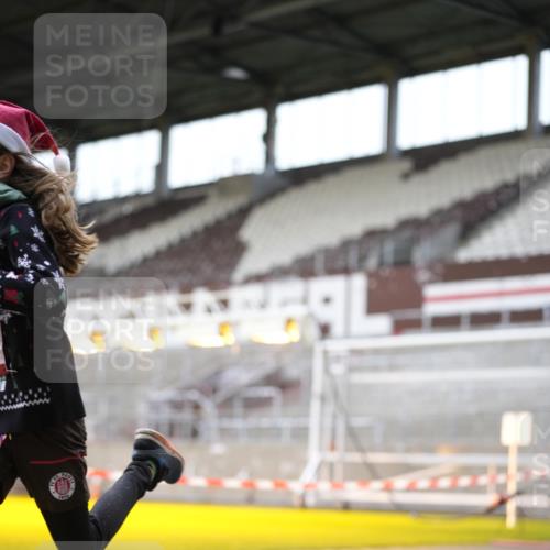 07.12.2025 - St. Pauli X-Mass-Run No. 15 Patografie http://msf.ph/oto/9367660 07.12.2025 10:58:56 Ziel 582, 606, 907, 1160, 1174, 1451, 1453, 1456, 1458, 1459, 1476, 1508 meine-sportfotos.de