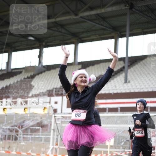 07.12.2025 - St. Pauli X-Mass-Run No. 15 Patografie http://msf.ph/oto/9367739 07.12.2025 11:00:49 Ziel 68, 135, 492, 1065, 1068, 1660, 3349, 3353 meine-sportfotos.de