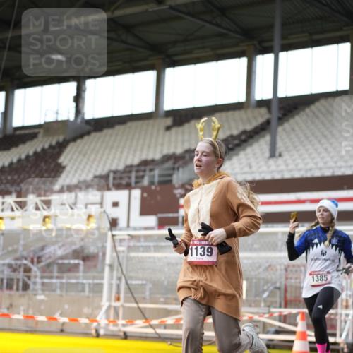 07.12.2025 - St. Pauli X-Mass-Run No. 15 Patografie http://msf.ph/oto/9367853 07.12.2025 11:03:02 Ziel 151, 160, 502, 574, 599, 602, 612, 748, 875, 880, 953, 1102, 1139, 1199, 1385, 1644, 1668, 1670, 4809 meine-sportfotos.de