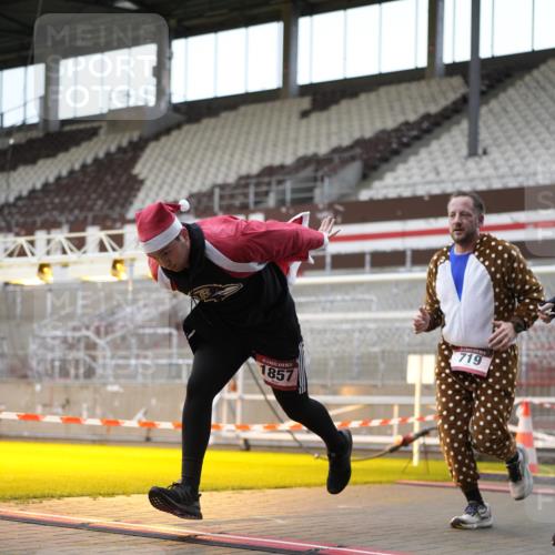 07.12.2025 - St. Pauli X-Mass-Run No. 15 Patografie http://msf.ph/oto/9367889 07.12.2025 11:03:45 Ziel 297, 505, 514, 719, 1551, 1853, 1857, 1860 meine-sportfotos.de