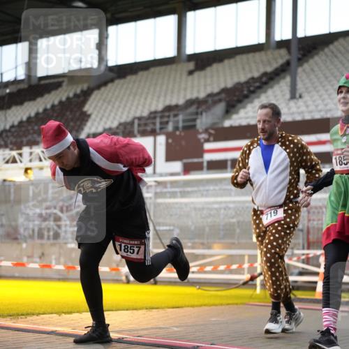 07.12.2025 - St. Pauli X-Mass-Run No. 15 Patografie http://msf.ph/oto/9367890 07.12.2025 11:03:45 Ziel 297, 505, 514, 719, 1551, 1853, 1857, 1860 meine-sportfotos.de