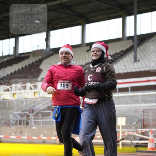 07.12.2025 - St. Pauli X-Mass-Run No. 15 Patografie http://msf.ph/oto/9367961 07.12.2025 11:03:24 Ziel 61, 64, 102, 109, 186, 853, 1850 meine-sportfotos.de