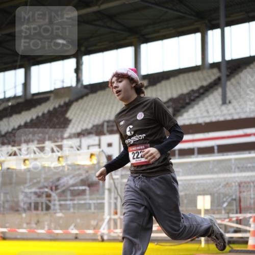 07.12.2025 - St. Pauli X-Mass-Run No. 15 Patografie http://msf.ph/oto/9367977 07.12.2025 11:03:53 Ziel 222, 432, 719, 1853, 1857, 1860 meine-sportfotos.de