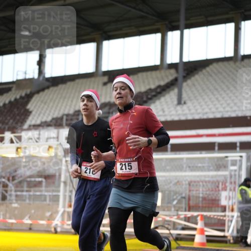07.12.2025 - St. Pauli X-Mass-Run No. 15 Patografie http://msf.ph/oto/9367981 07.12.2025 11:04:00 Ziel 215, 216, 222, 432, 719, 734, 764, 1200, 1853, 1854, 1856, 1857, 1860 meine-sportfotos.de