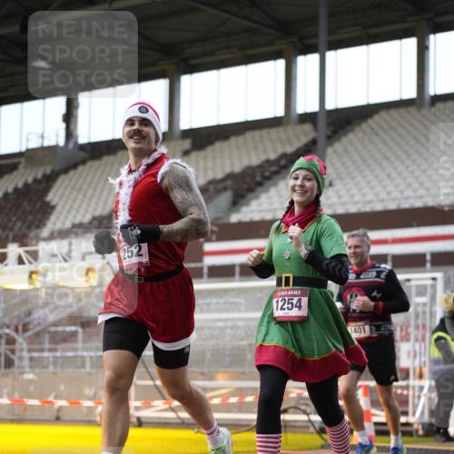 07.12.2025 - St. Pauli X-Mass-Run No. 15 Patografie http://msf.ph/oto/9367990 07.12.2025 11:04:07 Ziel 215, 216, 222, 305, 432, 734, 764, 1200, 1252, 1254, 1401, 1695, 1854, 1856 meine-sportfotos.de