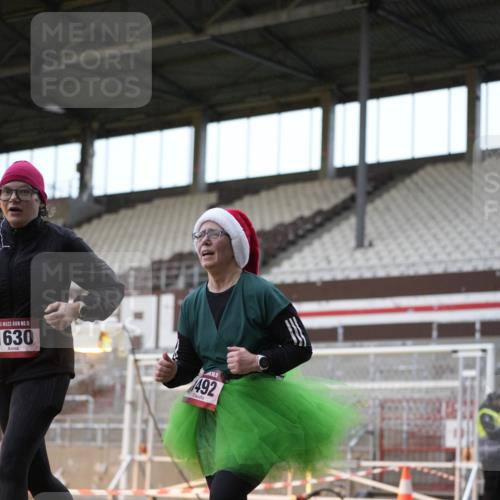 07.12.2025 - St. Pauli X-Mass-Run No. 15 Patografie http://msf.ph/oto/9368047 07.12.2025 11:05:09 Ziel 200, 201, 889, 1152, 1492, 1630 meine-sportfotos.de