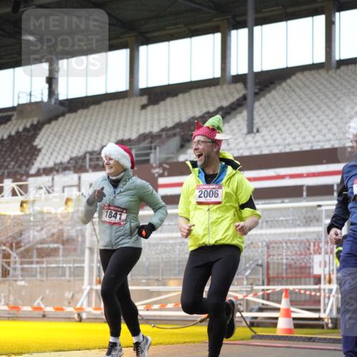 07.12.2025 - St. Pauli X-Mass-Run No. 15 Patografie http://msf.ph/oto/9368055 07.12.2025 11:05:30 Ziel 199, 434, 831, 1046, 1049, 1311, 1600, 1840, 1841, 2006, 2884 meine-sportfotos.de