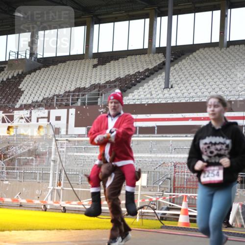 07.12.2025 - St. Pauli X-Mass-Run No. 15 Patografie http://msf.ph/oto/9368064 07.12.2025 11:05:39 Ziel 199, 831, 924, 925, 927, 929, 932, 973, 1046, 1049, 1092, 1196, 1208, 1428, 1432, 1840, 1841, 2006, 2254, 2884, 3272, 3278 meine-sportfotos.de