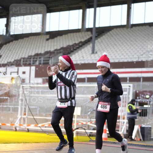 07.12.2025 - St. Pauli X-Mass-Run No. 15 Patografie http://msf.ph/oto/9368109 07.12.2025 11:06:13 Ziel 204, 402, 403, 414, 474, 486, 556, 854, 858, 878, 920, 1223, 1229, 1287, 1403, 1429, 1430, 1442, 2245, 4579, 4581, 4583, 4585, 4587 meine-sportfotos.de