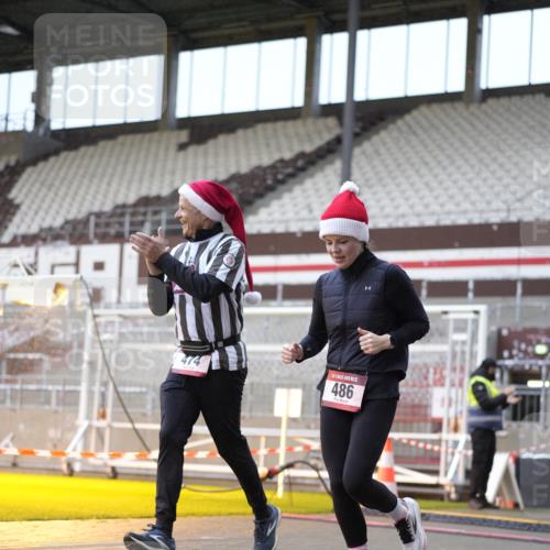 07.12.2025 - St. Pauli X-Mass-Run No. 15 Patografie http://msf.ph/oto/9368110 07.12.2025 11:06:13 Ziel 204, 402, 403, 414, 474, 486, 556, 854, 858, 878, 920, 1223, 1229, 1287, 1403, 1429, 1430, 1442, 2245, 4579, 4581, 4583, 4585, 4587 meine-sportfotos.de
