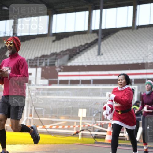 07.12.2025 - St. Pauli X-Mass-Run No. 15 Patografie http://msf.ph/oto/9368148 07.12.2025 11:07:06 Ziel 281, 342, 344, 596, 688, 1585, 1587, 1634, 1666, 1751, 1861, 1862 meine-sportfotos.de