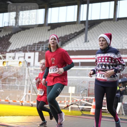 07.12.2025 - St. Pauli X-Mass-Run No. 15 Patografie http://msf.ph/oto/9368207 07.12.2025 11:07:51 Ziel 271, 273, 286, 293, 389, 397, 653, 772, 774, 1107, 1123, 1129, 1226, 1230, 1249, 1342, 1355, 1378, 1381, 1382, 1383, 1439, 1441, 1460, 1520, 1525, 1812, 4815 meine-sportfotos.de