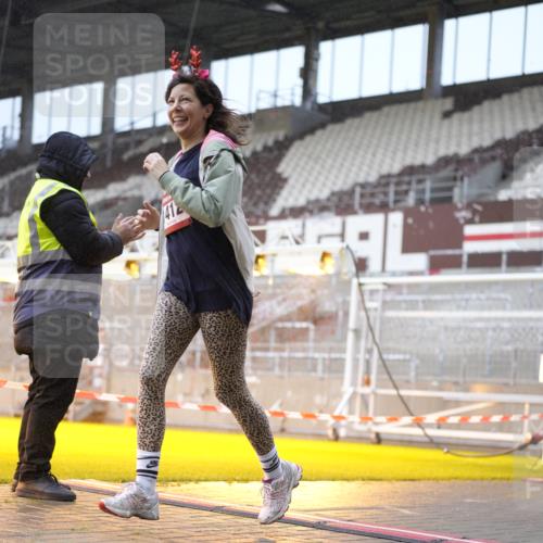 07.12.2025 - St. Pauli X-Mass-Run No. 15 Patografie http://msf.ph/oto/9368264 07.12.2025 11:08:36 Ziel 152, 155, 166, 1184, 1412, xxxx, 1424, 1464, 1491, 1625, 2259, 2893, 4471, 4584, 4819, 4830 meine-sportfotos.de