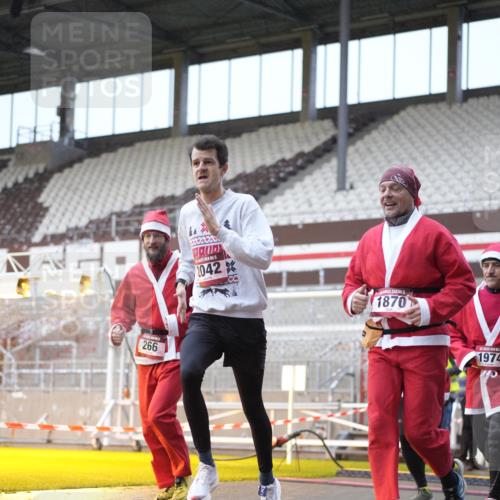 07.12.2025 - St. Pauli X-Mass-Run No. 15 Patografie http://msf.ph/oto/9368307 07.12.2025 11:09:25 Ziel 59, 66, 266, 330, 971, 1084, 1110, 1463, 1477, 1641, 1851, 1870, 1945, 1974, 2042, 3151, 4190, 4191 meine-sportfotos.de