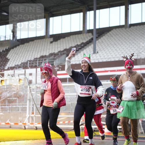 07.12.2025 - St. Pauli X-Mass-Run No. 15 Patografie http://msf.ph/oto/9368312 07.12.2025 11:09:27 Ziel 59, 66, 266, 330, 971, 1084, 1463, 1477, 1579, 1582, 1641, 1851, 1870, 1945, 1974, 2042, 3151, 4190, 4191 meine-sportfotos.de