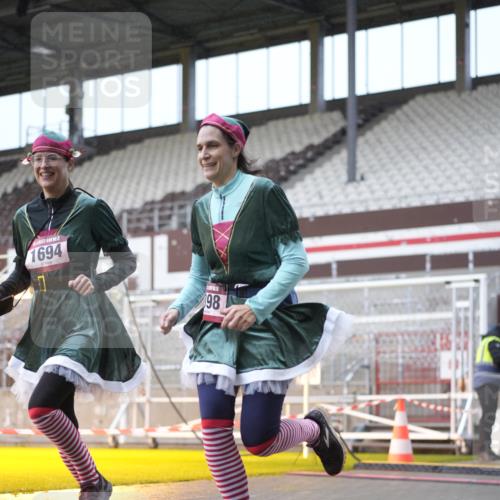 07.12.2025 - St. Pauli X-Mass-Run No. 15 Patografie http://msf.ph/oto/9368352 07.12.2025 11:10:21 Ziel 30, 31, 42, 49, 53, 134, 980, 1298, 1299, 1398, 1692, 1694, 1697, 1739, 1740, 2371 meine-sportfotos.de