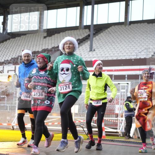 07.12.2025 - St. Pauli X-Mass-Run No. 15 Patografie http://msf.ph/oto/9368362 07.12.2025 11:10:30 Ziel 29, 30, 31, 42, 49, 53, 122, 134, 745, 980, 1064, 1066, 1298, 1380, 1398, 1692, 1694, 1697, 1739, 1740, 3124, 3136 meine-sportfotos.de
