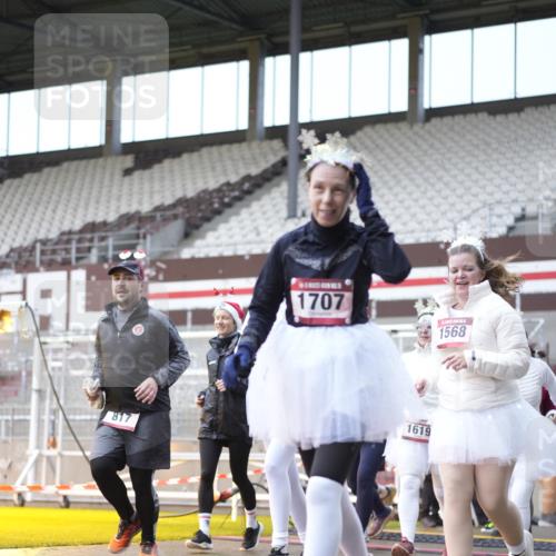 07.12.2025 - St. Pauli X-Mass-Run No. 15 Patografie http://msf.ph/oto/9368394 07.12.2025 11:11:08 Ziel 48, 411, 660, 697, 698, 777, 787, 788, 812, 815, 817, 832, 841, 909, 1145, 1146, 1147, 1518, 1519, 1557, 1565, 1568, 1619, 1707, 2258, 2742, 4801, 4813 meine-sportfotos.de