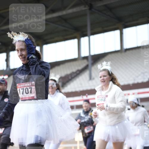 07.12.2025 - St. Pauli X-Mass-Run No. 15 Patografie http://msf.ph/oto/9368396 07.12.2025 11:11:08 Ziel 48, 411, 660, 697, 698, 777, 787, 788, 812, 815, 817, 832, 841, 909, 1145, 1146, 1147, 1518, 1519, 1557, 1565, 1568, 1619, 1707, 2258, 2742, 4801, 4813 meine-sportfotos.de