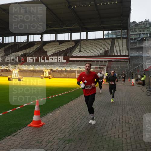 07.12.2025 - St. Pauli X-Mass-Run No. 15 Fabian Wolf http://msf.ph/oto/9368442 07.12.2025 09:51:16 Ziel 13, 615, 1258, 2135, 2646, 3110, 4273 meine-sportfotos.de