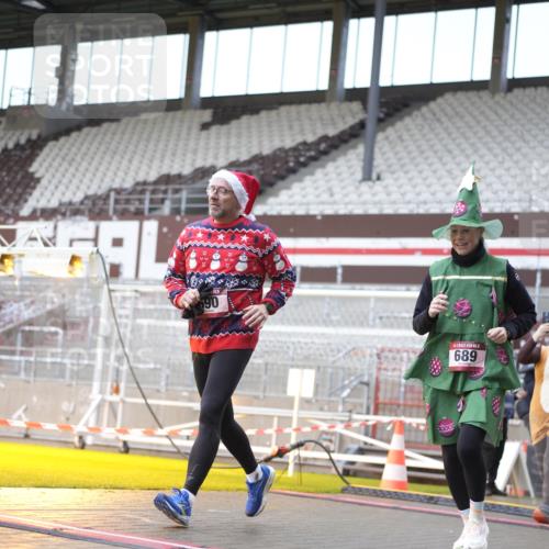 07.12.2025 - St. Pauli X-Mass-Run No. 15 Patografie http://msf.ph/oto/9368473 07.12.2025 11:11:38 Ziel 679, 689, 690, 1186, 1321, 1589, 1711, 1714, 1767 meine-sportfotos.de