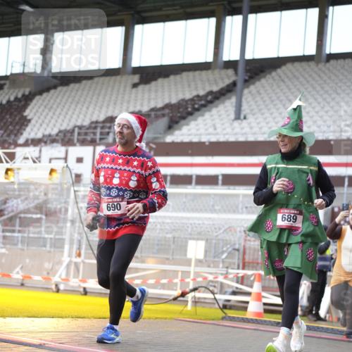 07.12.2025 - St. Pauli X-Mass-Run No. 15 Patografie http://msf.ph/oto/9368475 07.12.2025 11:11:38 Ziel 679, 689, 690, 1186, 1321, 1589, 1711, 1714, 1767 meine-sportfotos.de