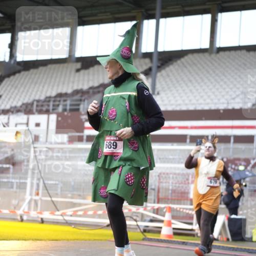 07.12.2025 - St. Pauli X-Mass-Run No. 15 Patografie http://msf.ph/oto/9368479 07.12.2025 11:11:39 Ziel 679, 689, 690, 1186, 1321, 1589, 1711, 1714, 1767 meine-sportfotos.de
