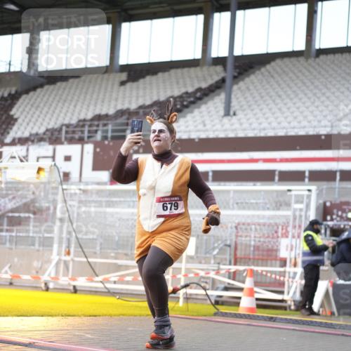07.12.2025 - St. Pauli X-Mass-Run No. 15 Patografie http://msf.ph/oto/9368483 07.12.2025 11:11:40 Ziel 679, 689, 690, 1186, 1321, 1589, 1711, 1714, 1767 meine-sportfotos.de
