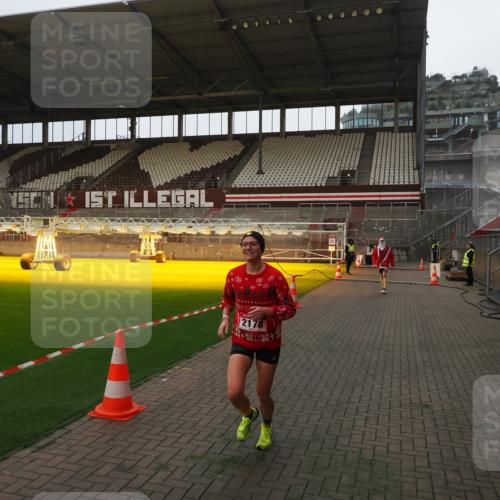 07.12.2025 - St. Pauli X-Mass-Run No. 15 Fabian Wolf http://msf.ph/oto/9368495 07.12.2025 09:51:43 Ziel 1117, 1893, 2178, 2494 meine-sportfotos.de