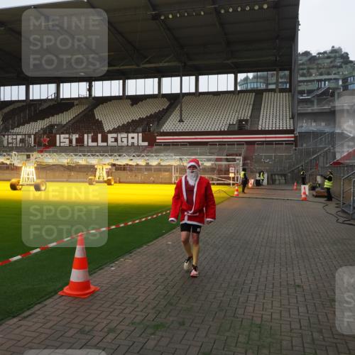07.12.2025 - St. Pauli X-Mass-Run No. 15 Fabian Wolf http://msf.ph/oto/9368512 07.12.2025 09:51:50 Ziel 1117, 2178, 2494 meine-sportfotos.de