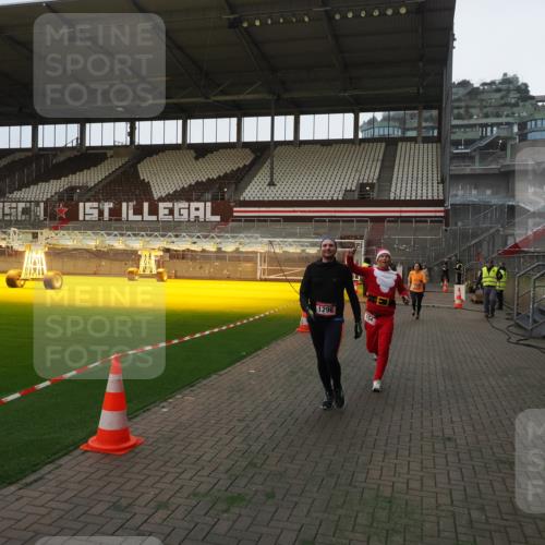 07.12.2025 - St. Pauli X-Mass-Run No. 15 Fabian Wolf http://msf.ph/oto/9368521 07.12.2025 09:52:24 Ziel 154, 1296, 2034 meine-sportfotos.de