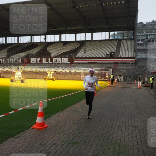 07.12.2025 - St. Pauli X-Mass-Run No. 15 Fabian Wolf http://msf.ph/oto/9368555 07.12.2025 09:52:49 Ziel 1241 meine-sportfotos.de