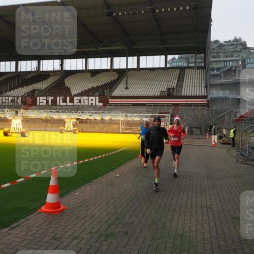 07.12.2025 - St. Pauli X-Mass-Run No. 15 Fabian Wolf http://msf.ph/oto/9368574 07.12.2025 09:52:59 Ziel 937, 1241, 1874 meine-sportfotos.de