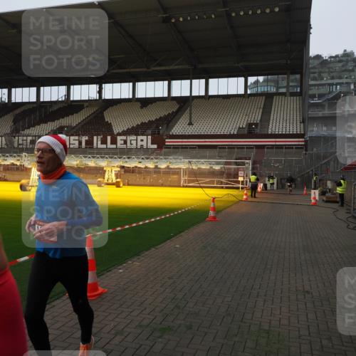 07.12.2025 - St. Pauli X-Mass-Run No. 15 Fabian Wolf http://msf.ph/oto/9368589 07.12.2025 09:53:02 Ziel 937, 1241, 1874 meine-sportfotos.de