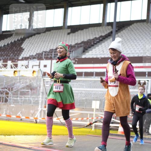 07.12.2025 - St. Pauli X-Mass-Run No. 15 Patografie http://msf.ph/oto/9368611 07.12.2025 11:12:51 Ziel 494, 681, 683, 684, 919, 1175, 1178, 1420, 1422, 1703, 3167, 4794, 4795, 4796, 4802, 4804 meine-sportfotos.de